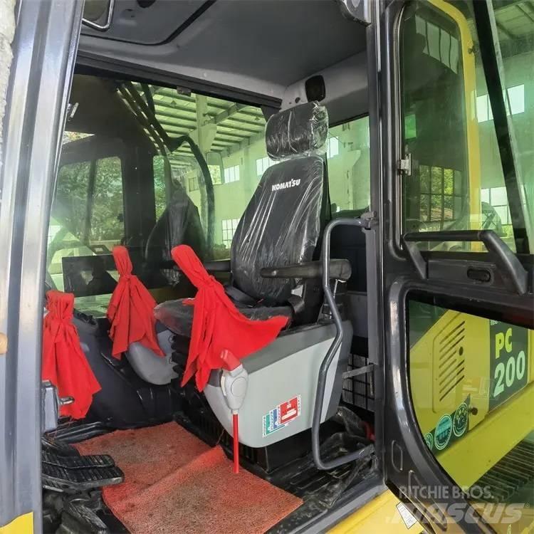 Komatsu PC200-8 Excavatoare pe șenile
