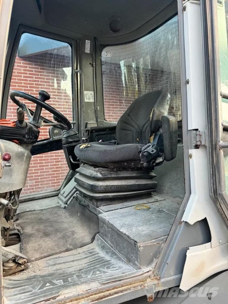 Atlas AR 65 Incarcator pe pneuri