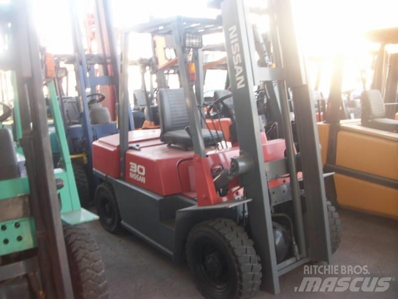 Nissan UGJ02M30 Stivuitor GPL