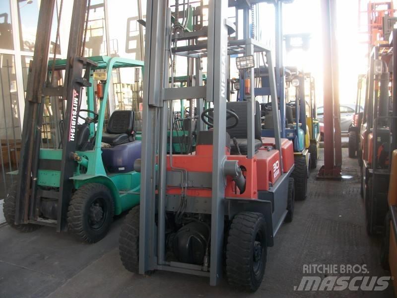 Nissan UGJ02M30 Stivuitor GPL