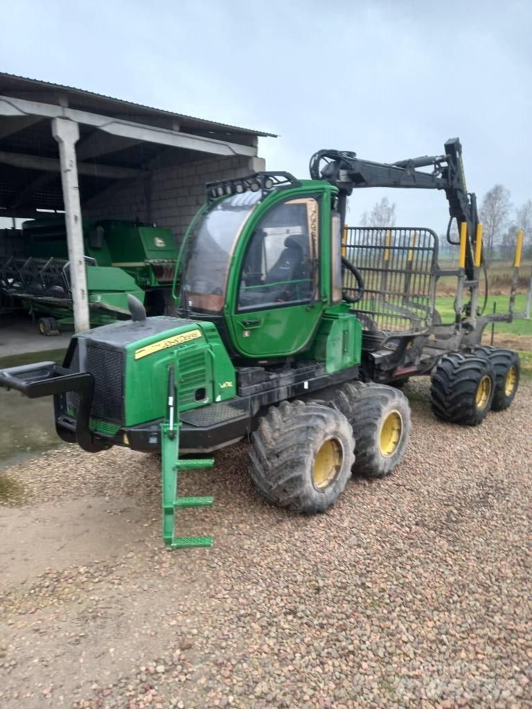 John Deere 810E Transportoare