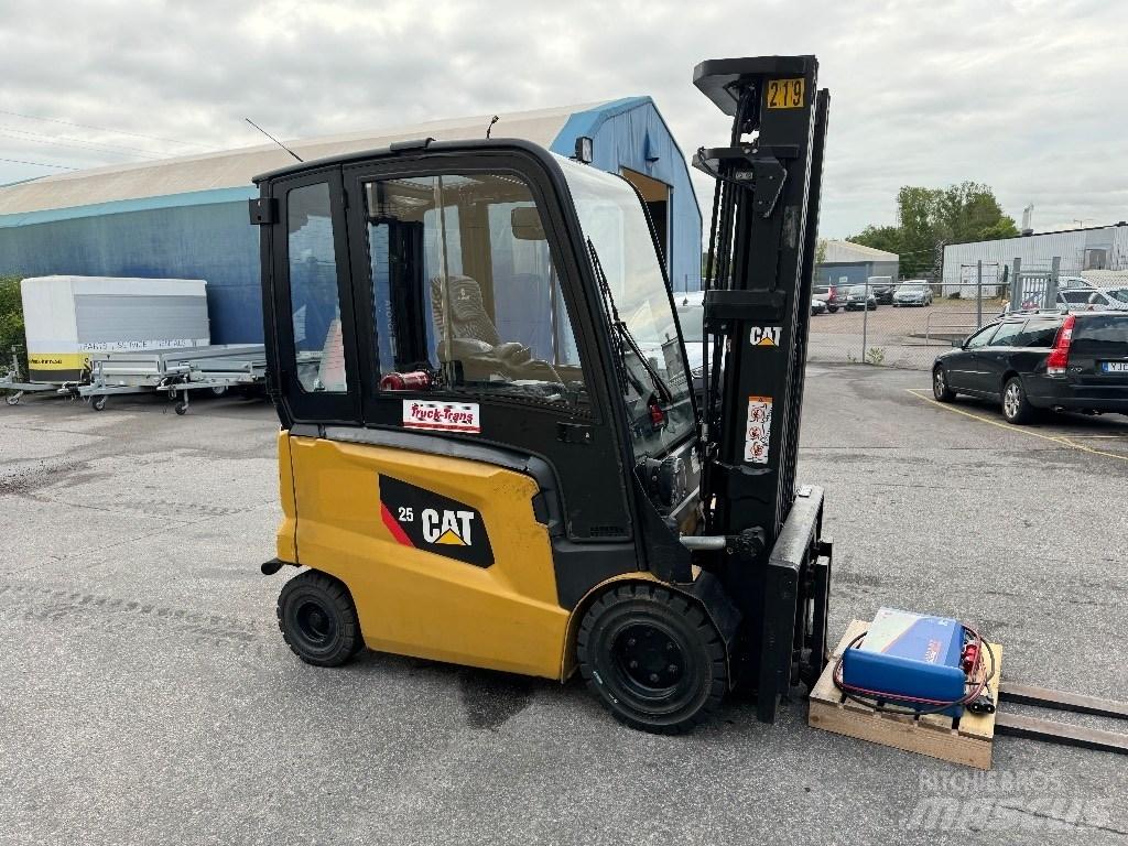 CAT EP25CN Stivuitor electric