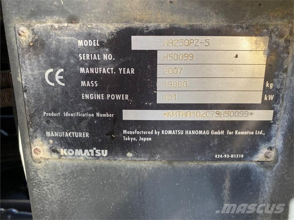 Komatsu WA250PZ-5 Incarcator pe pneuri