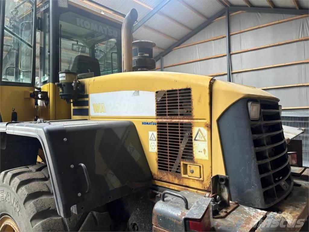 Komatsu WA250PZ-5 Incarcator pe pneuri