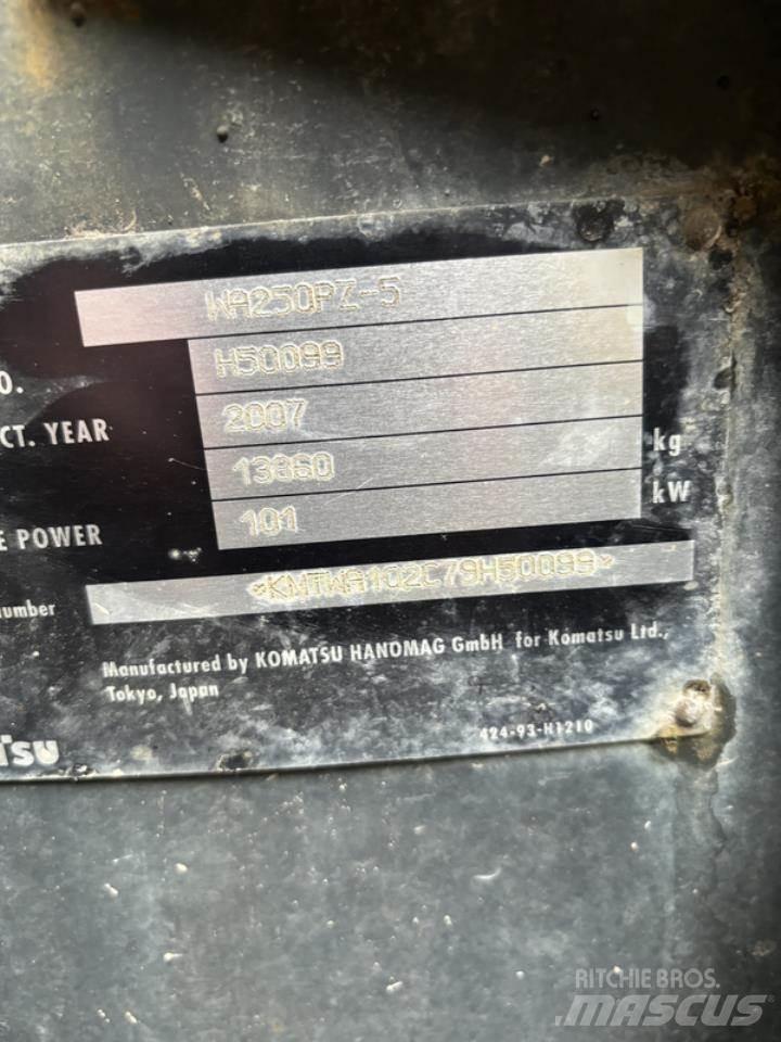 Komatsu WA250PZ-5 Incarcator pe pneuri
