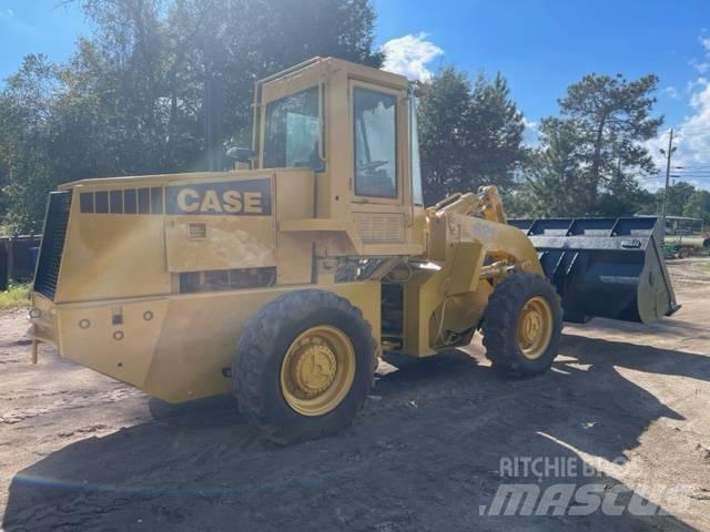CASE 621 Incarcator pe pneuri