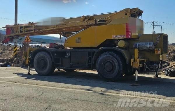 Kobelco RK 450 Macara teren accidentat