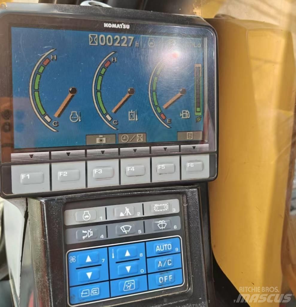 Komatsu 210LC-8 Excavatoare pe șenile
