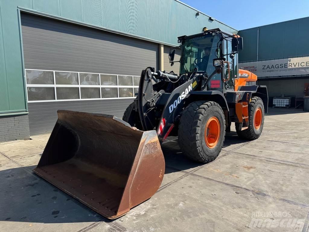 Doosan DL250-7 Incarcator pe pneuri