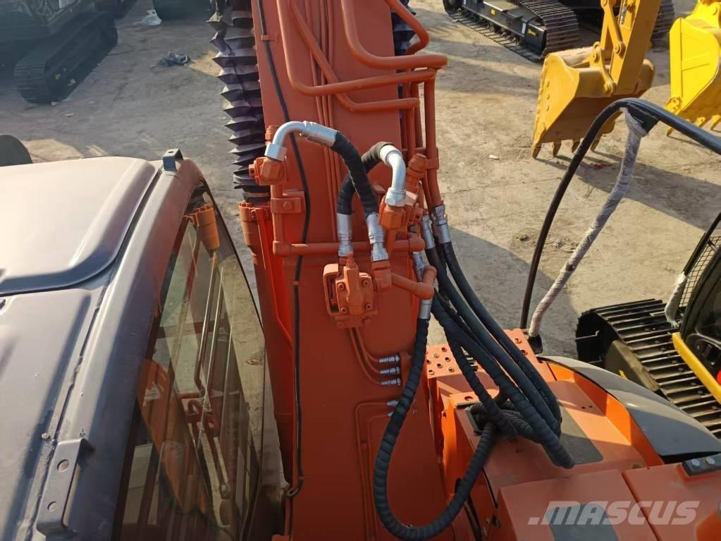 Hitachi ZX135 Excavatoare pe șenile
