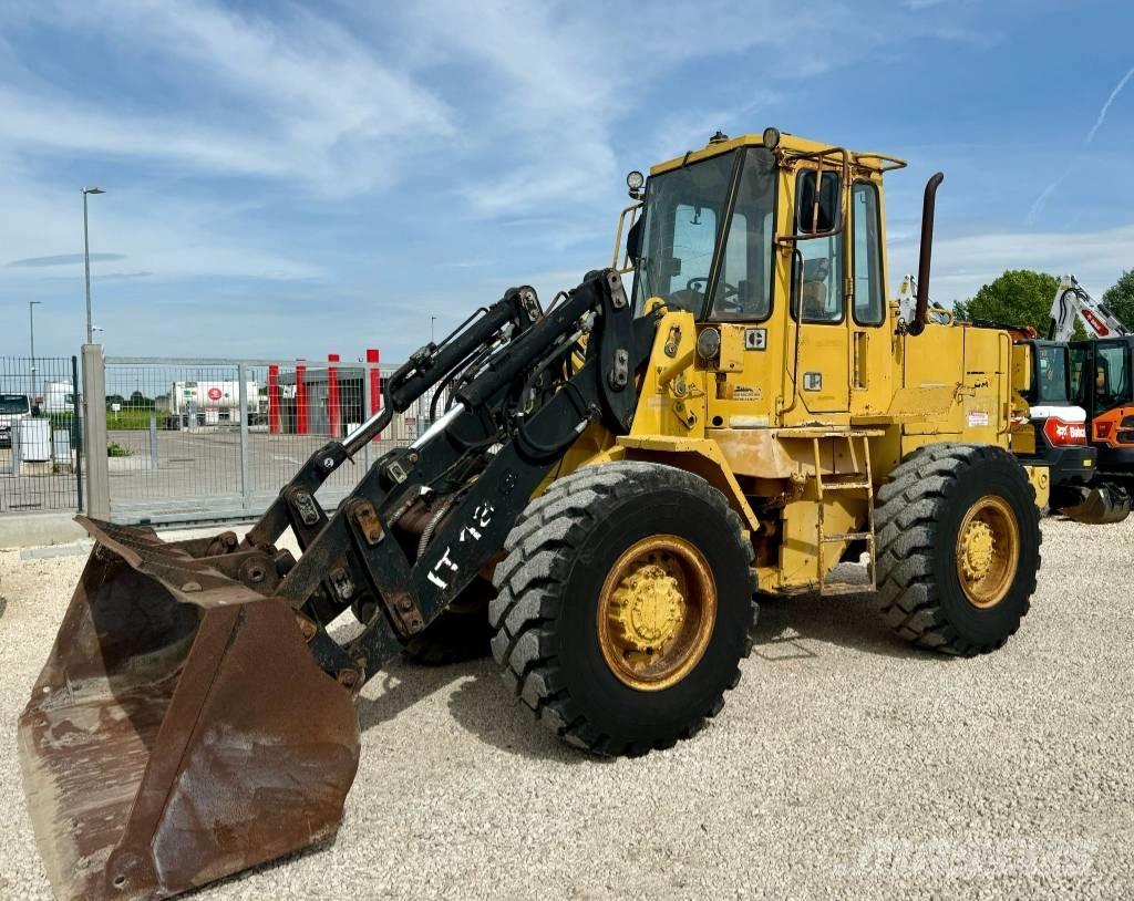 CAT IT 18 B Incarcator pe pneuri