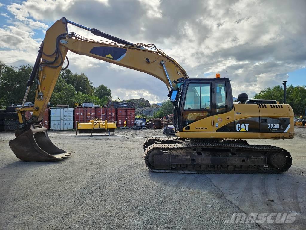 CAT 323 Excavatoare pe șenile
