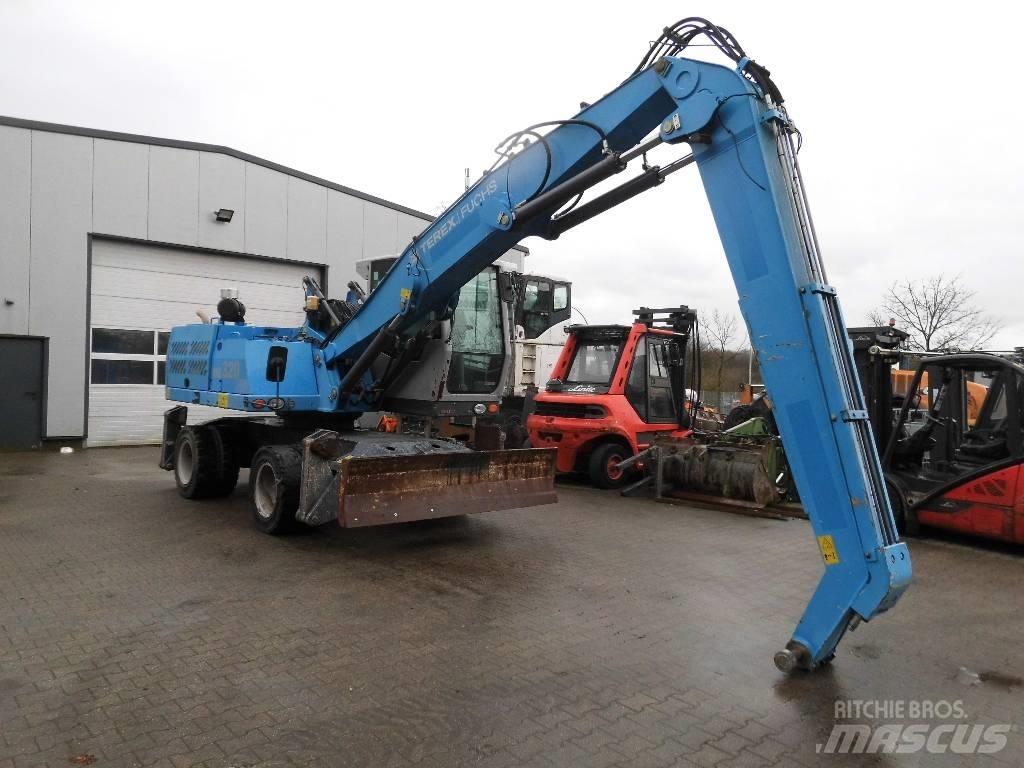 Fuchs MHL 320 Paleta de manipulare