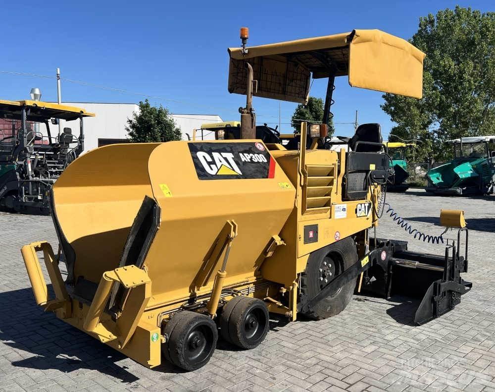 CAT AP 300 Pavatoare asfalt