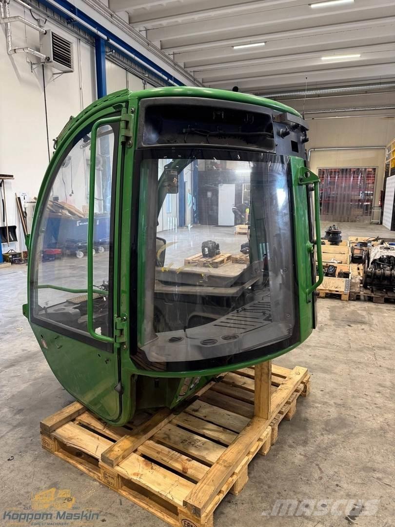 John Deere 1210E Cabine si interior