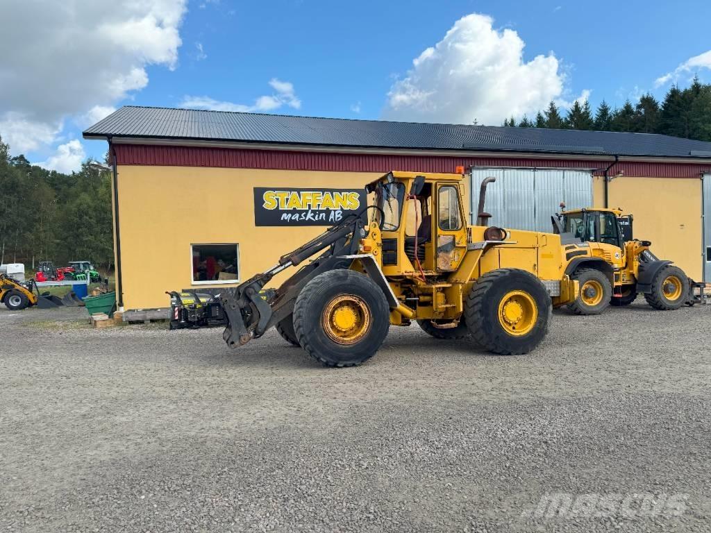Volvo 4400 Incarcator pe pneuri