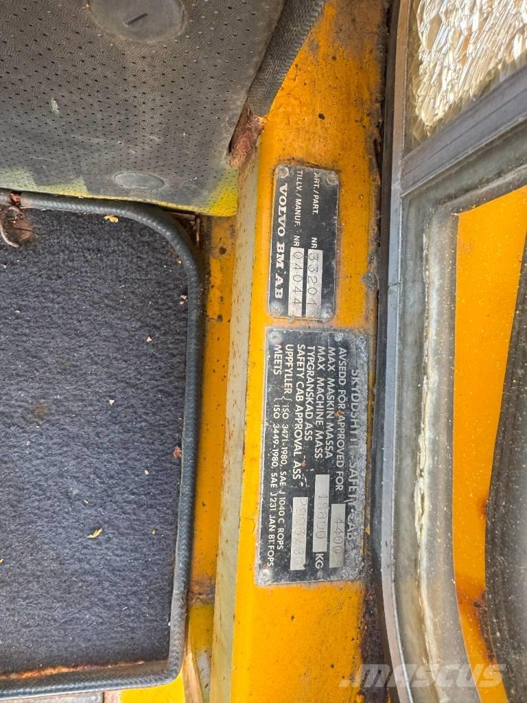 Volvo 4400 Incarcator pe pneuri