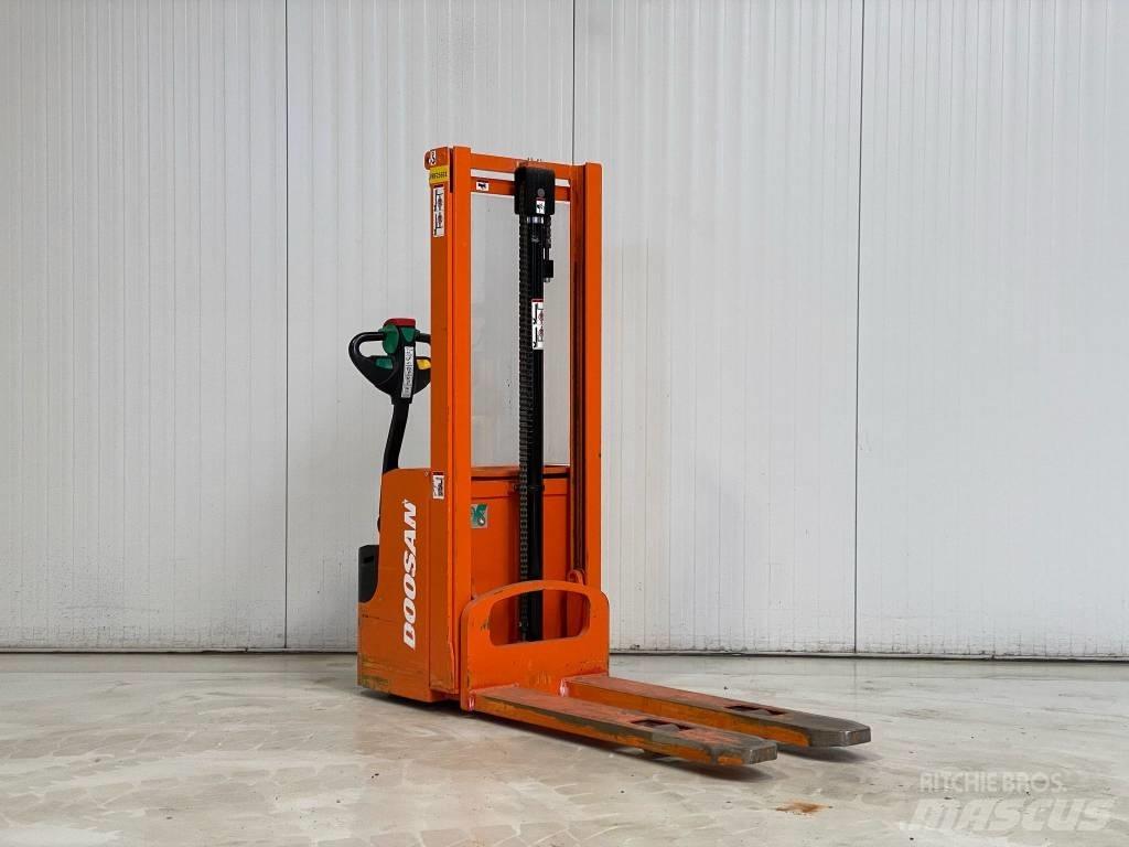 Doosan LEDS12.5C Transpaleta manuala