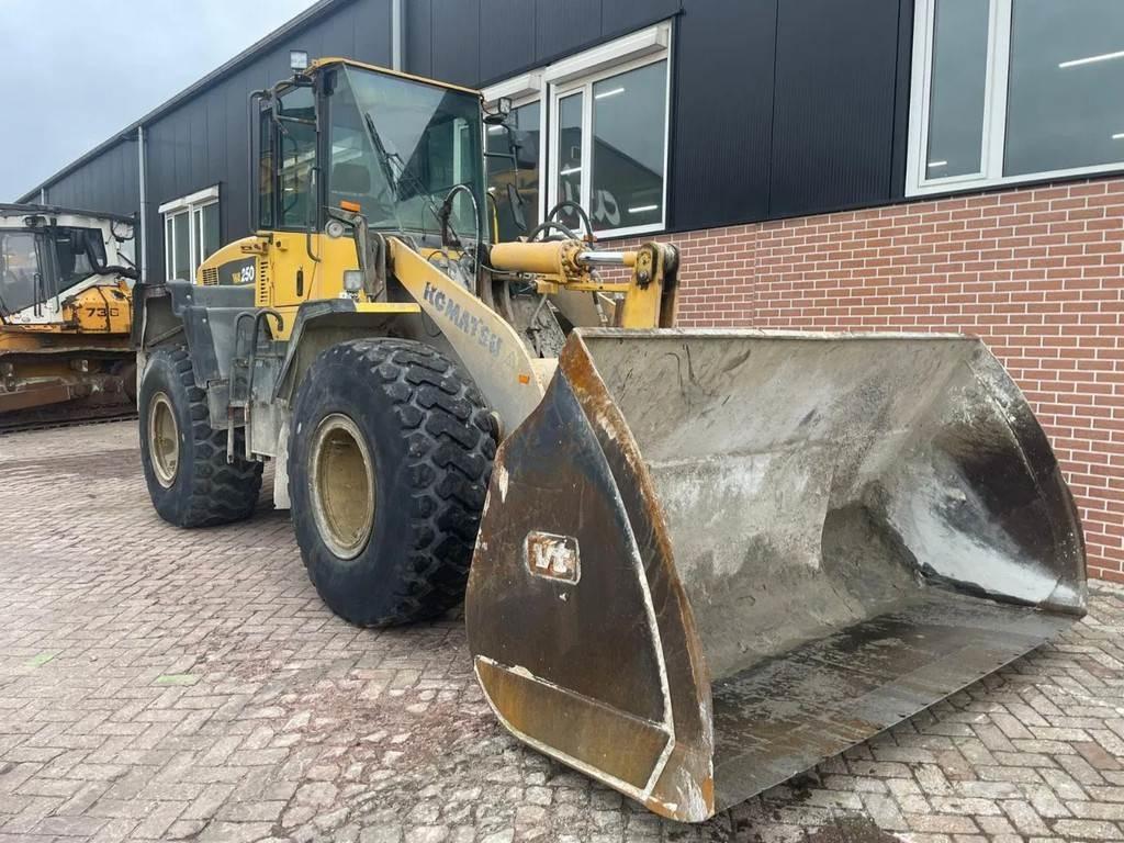 Komatsu WA250-5 Incarcator pe pneuri