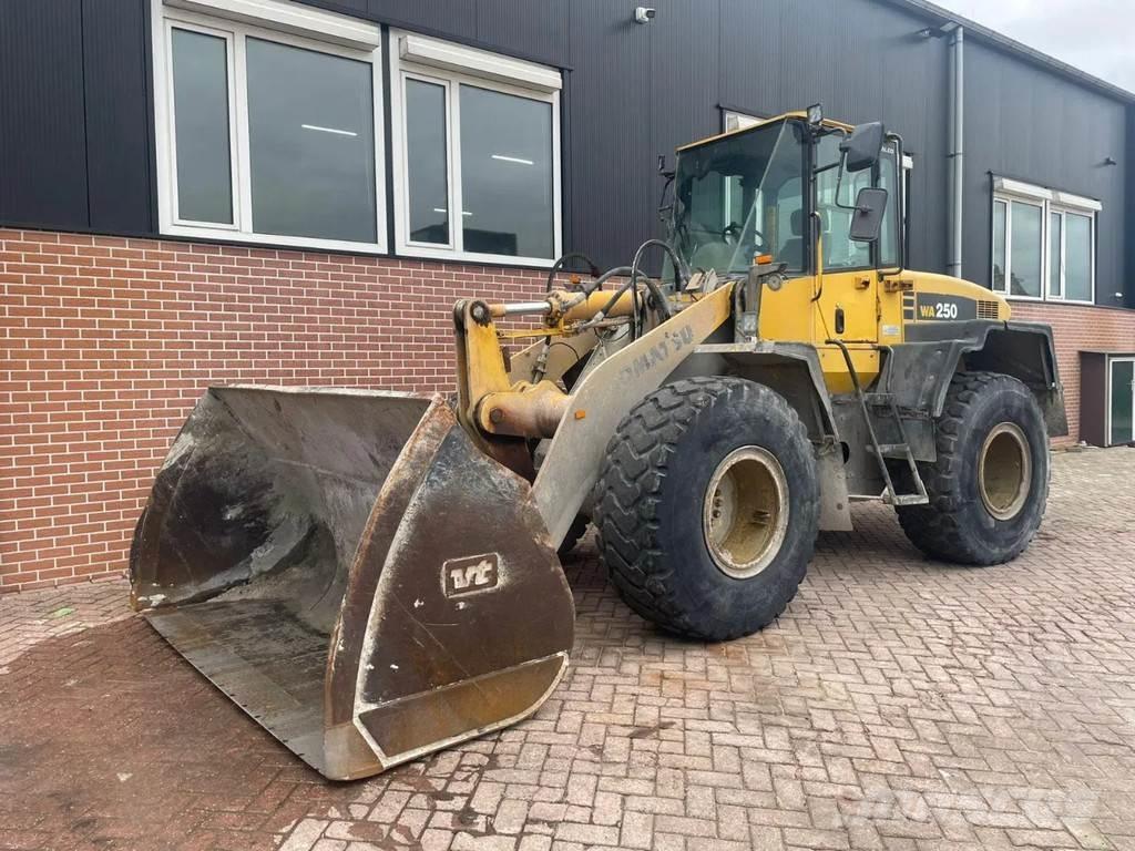 Komatsu WA250-5 Incarcator pe pneuri