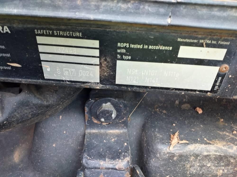 Valtra N121 Tractoare
