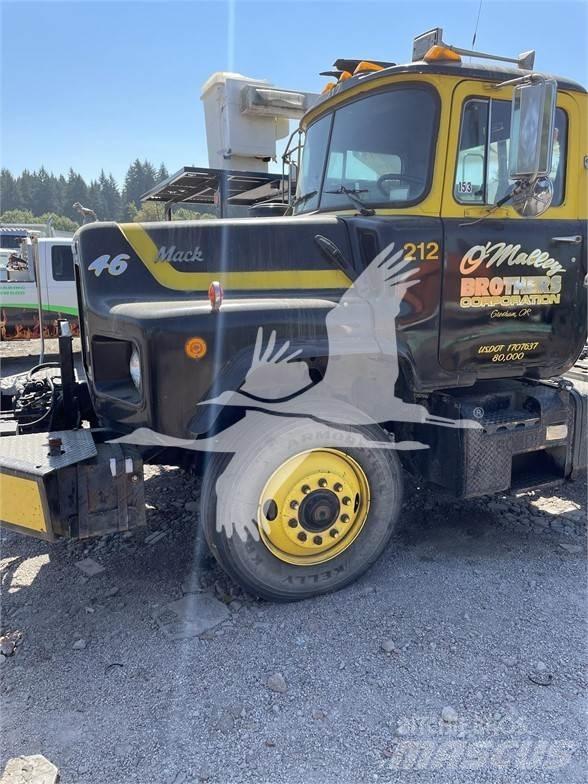 Mack DM688S Autotractoare