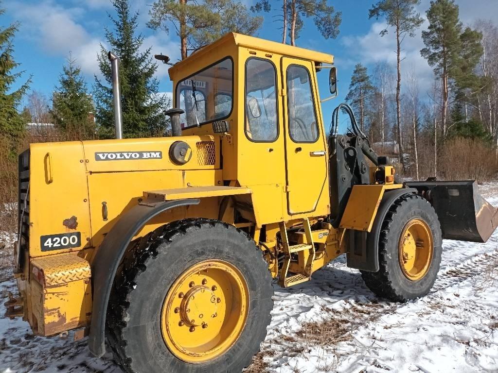 Volvo BM 4200 Incarcator pe pneuri