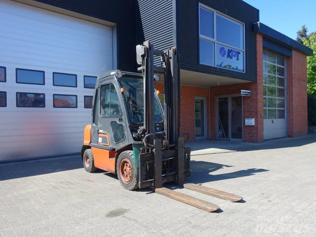 Nissan FGD 02A30Q Stivuitor diesel