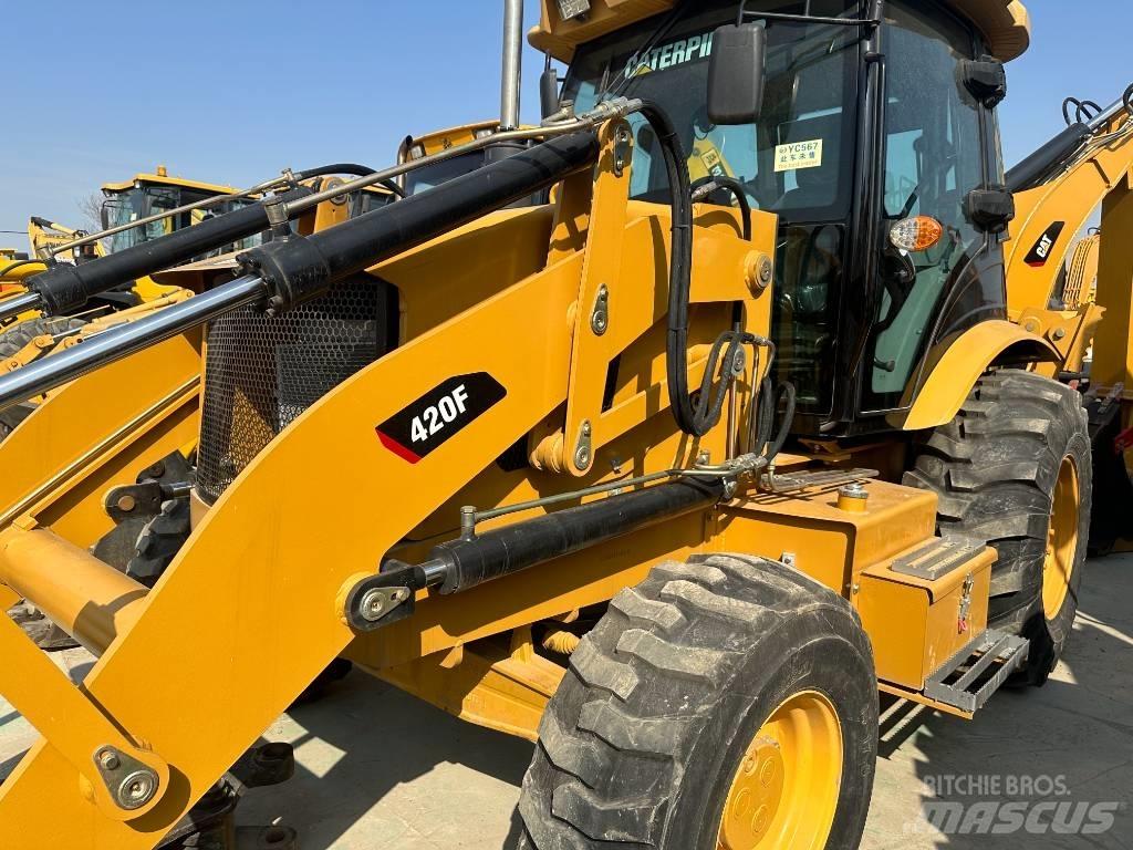 CAT 420F Incarcator pe pneuri