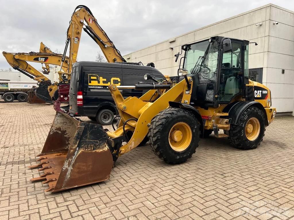 CAT 908M Incarcator pe pneuri