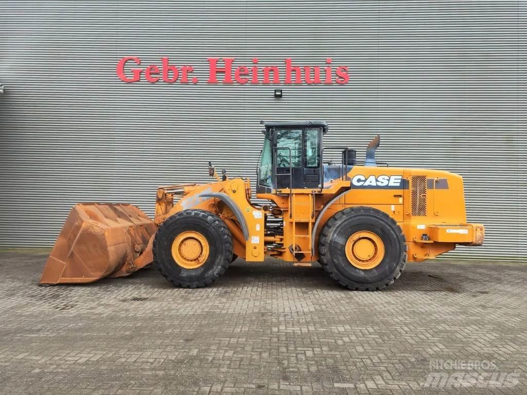 CASE 1221E Incarcator pe pneuri