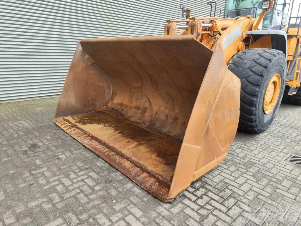 CASE 1221E Incarcator pe pneuri