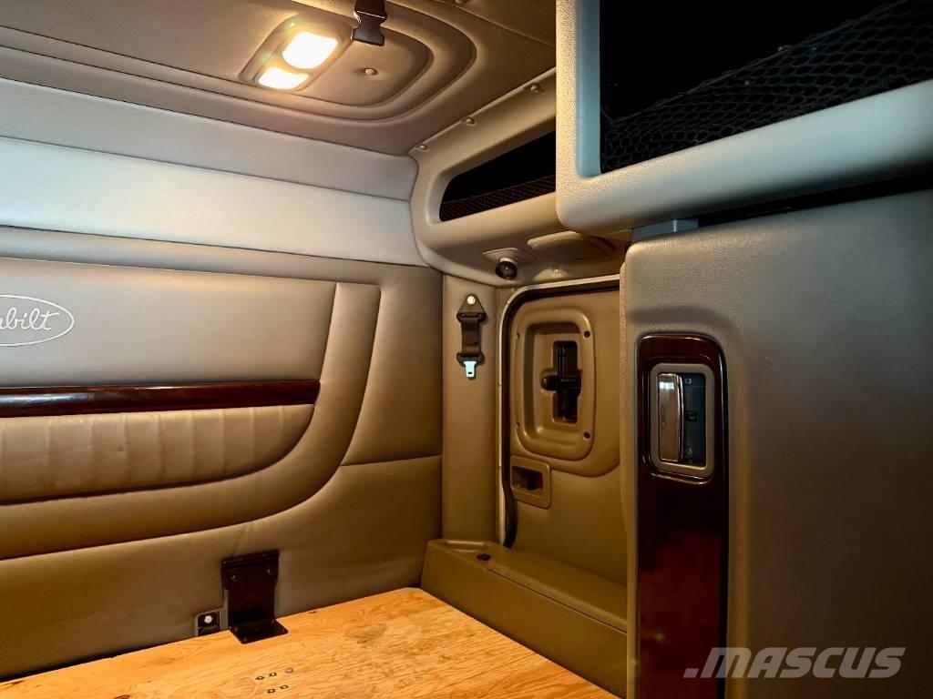 Peterbilt 389 PRIDE Autotractoare