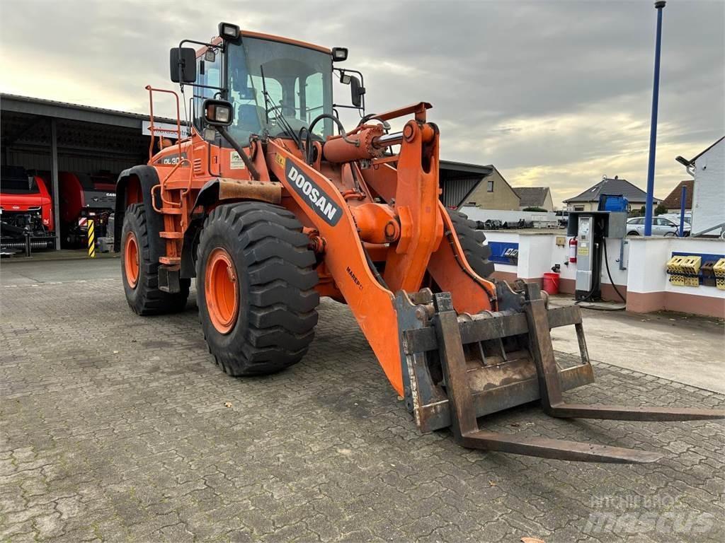 Doosan DL 300 Incarcator pe pneuri