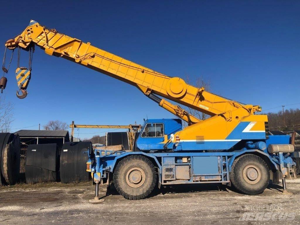 Kobelco RK 450 Macara teren accidentat