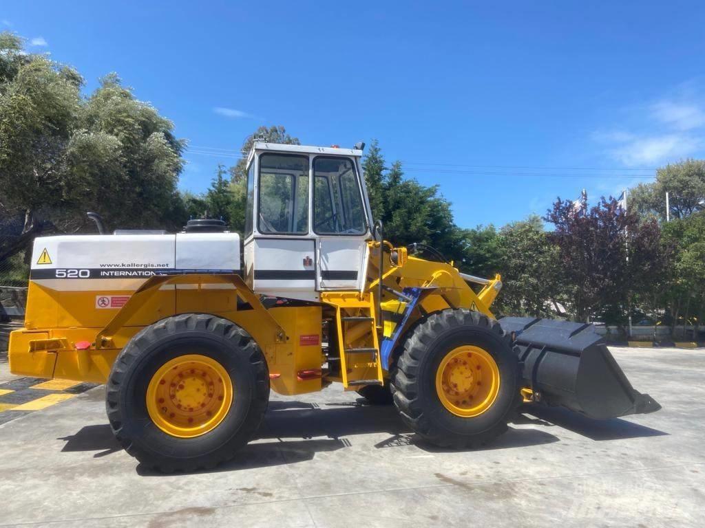International 520A Incarcator pe pneuri