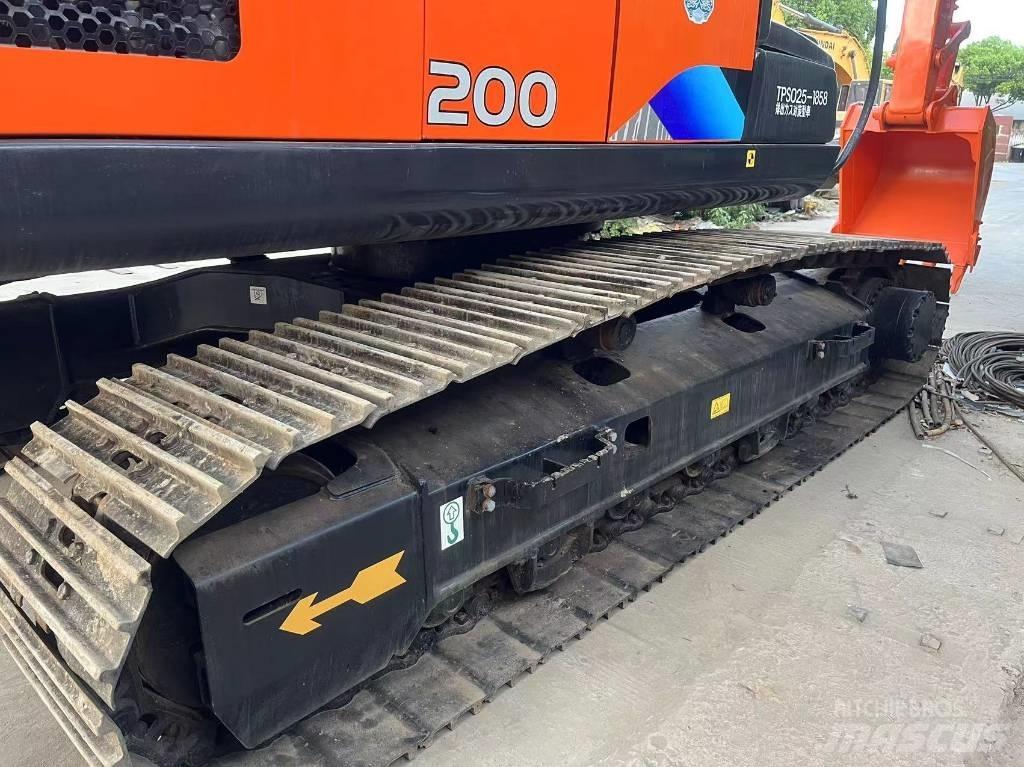 Hitachi ZX 200 Excavatoare pe șenile

