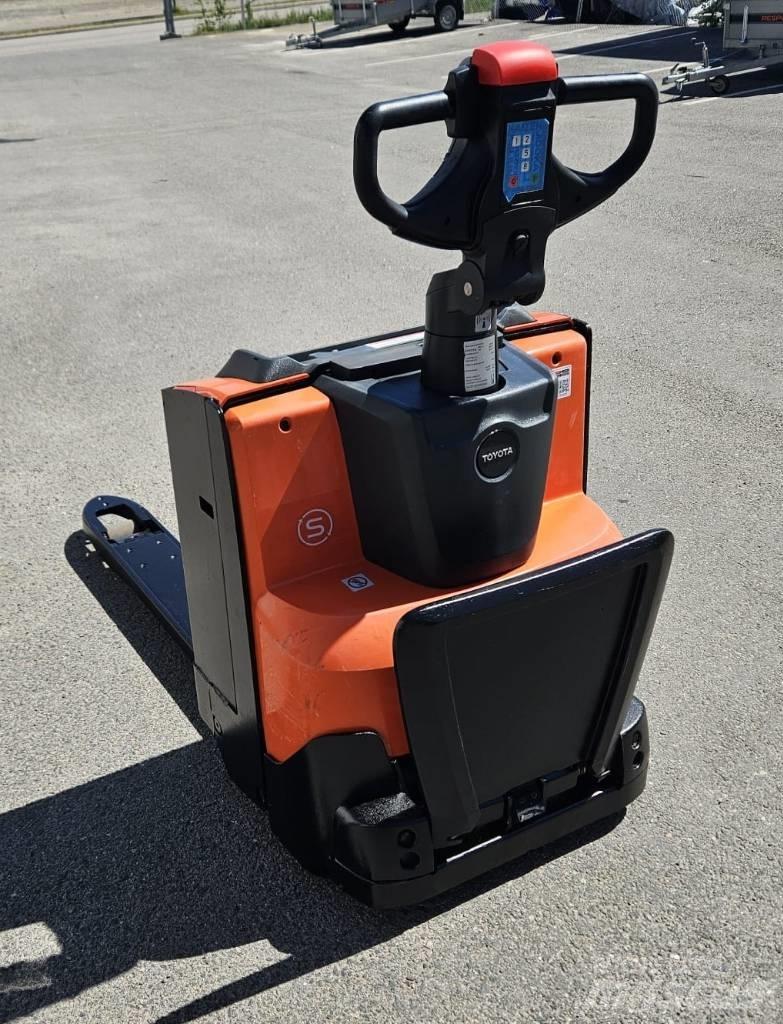Toyota LWE 200 Transpaleta cu platforma