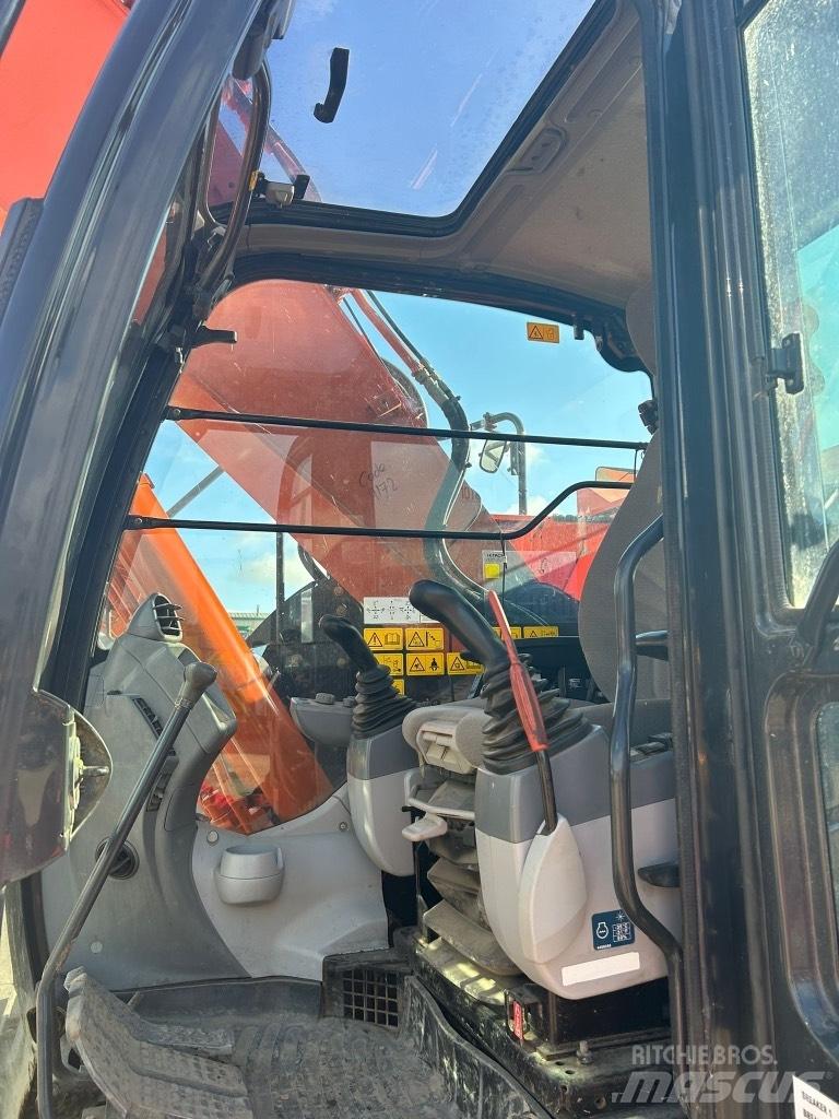 Hitachi ZX225 USLC-6 Excavatoare pe șenile
