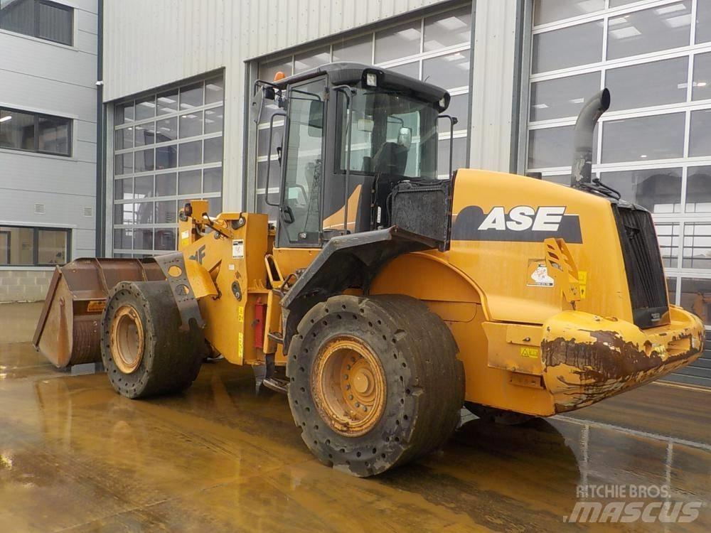 CASE 821 F Incarcator pe pneuri