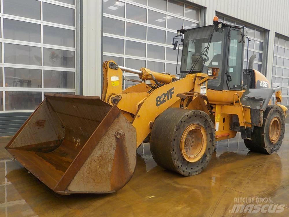 CASE 821 F Incarcator pe pneuri