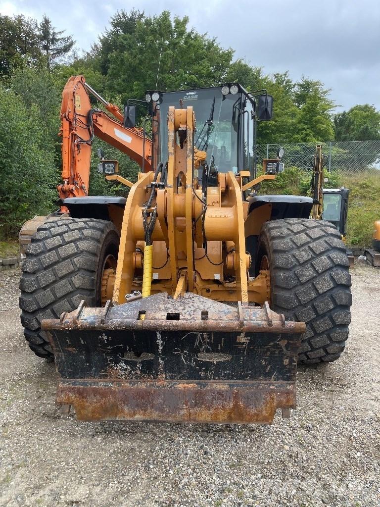 CASE 821 E Incarcator pe pneuri