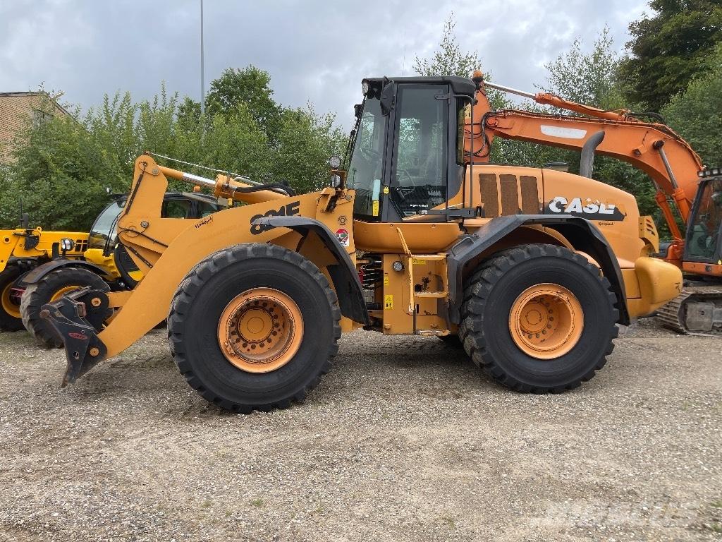 CASE 821 E Incarcator pe pneuri