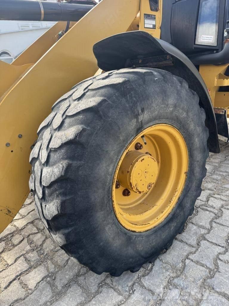 CAT 908M Incarcator pe pneuri