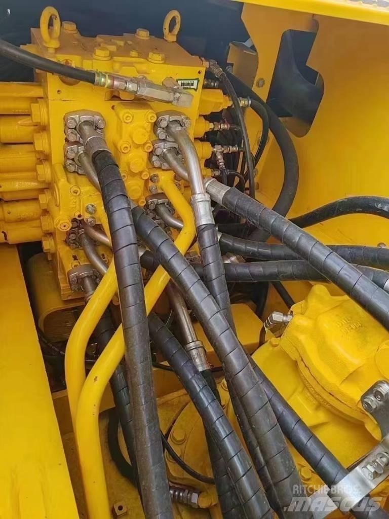 Komatsu 240LC-8 Excavatoare pe șenile
