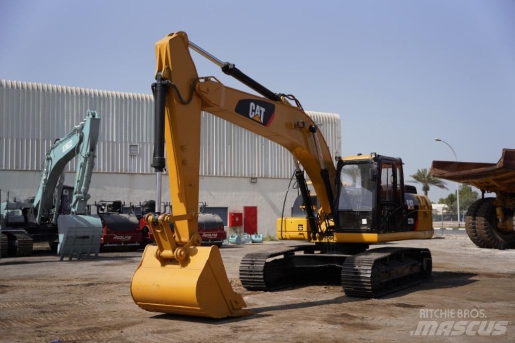CAT 323D3 Excavatoare cu roti