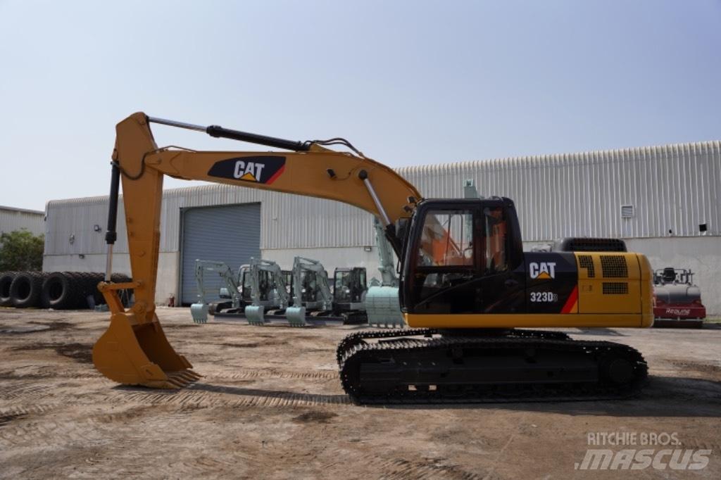 CAT 323D3 Excavatoare cu roti