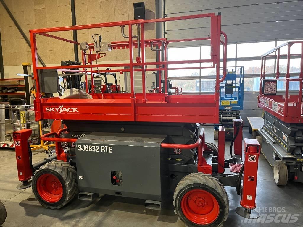 SkyJack SJ 6832 RTE Platforme foarfeca