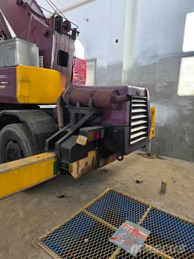 Kato MR 100 Macara teren accidentat