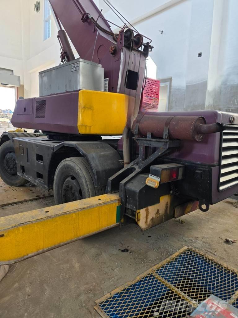 Kato MR 100 Macara teren accidentat